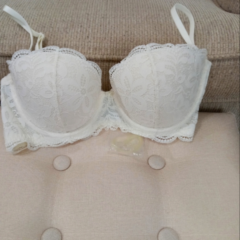 Elegant Lace Multi-way/Strapless Bra in Cream. Size 34 C.